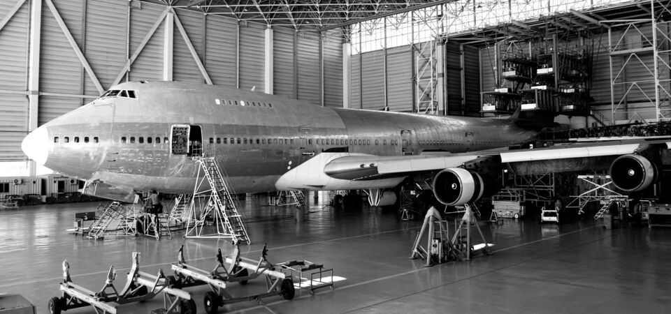 SINGLE-IMAGE_passenger-jet-hangar-refit-maintainance_sept23