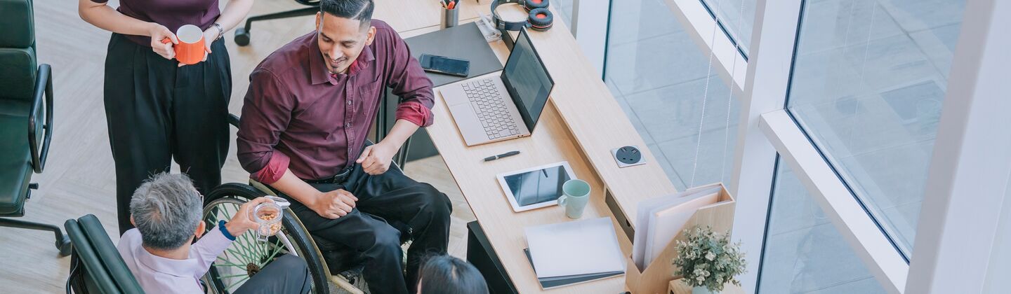 COLOUR-IMAGE_people-office_feb26