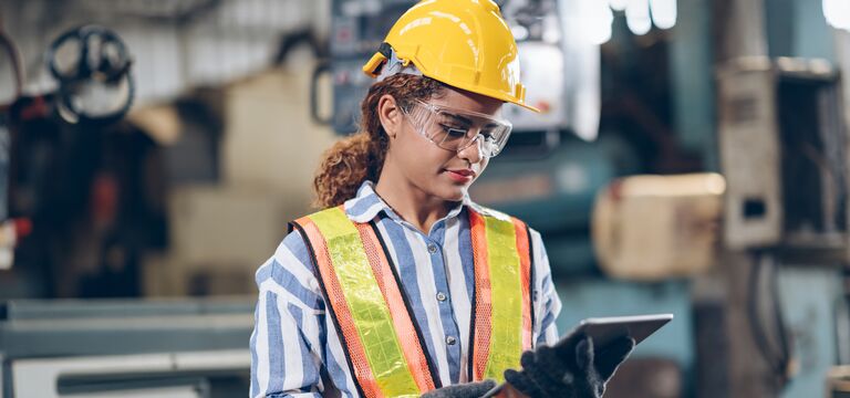 /bynder-asset/bynder:12A4E8EE-D694-442E-9FBE33C80ED80EF6/Landscape_MD/COLOUR-IMAGE_worker-wearing-hard-hat-using-tablet_apr26.jpg?1776243913000