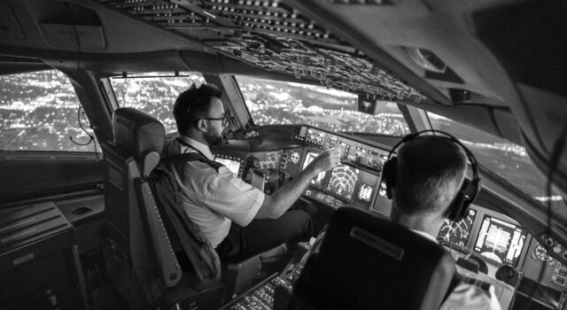 SINGLE-IMAGE_plane-cockpit-pilot-and-copilot_sept23