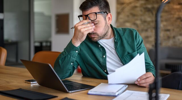 COLOUR-IMAGE_man-frustrated-at-laptop_jun26
