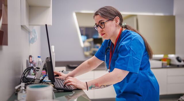 COLOUR-IMAGE_healthcare-nurse-hospital-computer_feb26