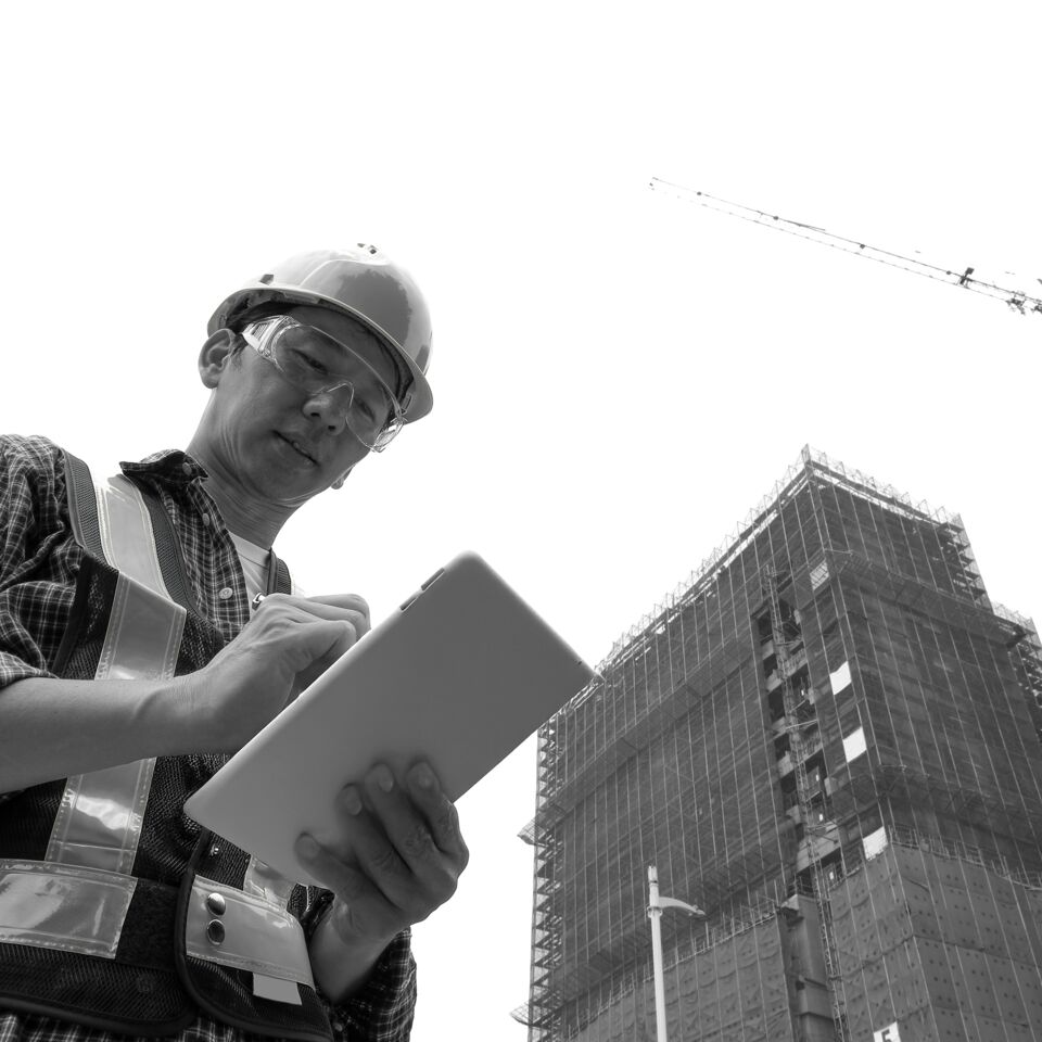 SINGLE-IMAGE_construction-worker-tablet-tower-crane_may25