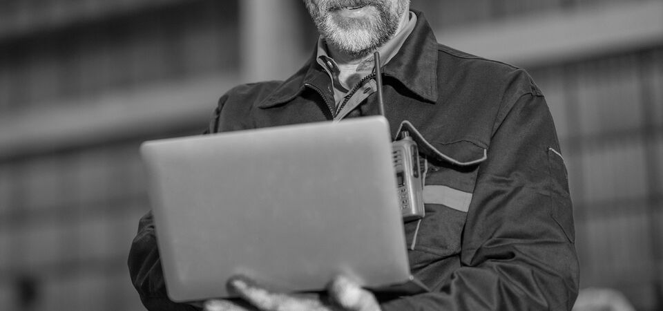 SINGLE-IMAGE_senior-male-engineer-wearing-white-hard-hat-and-safety-gloves_jul25