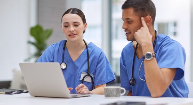 SINGLE-IMAGE_nurses-with-laptop_feb26