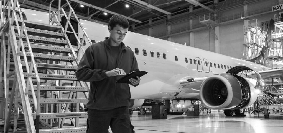 SINGLE-IMAGE_hanger-engineer-with-tablet_sept23