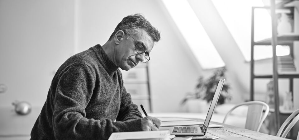 SINGLE-IMAGE_man-writing-laptop_apr25