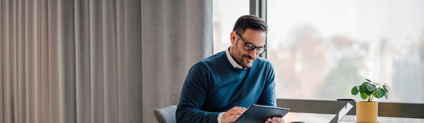 COLOUR-IMAGE_man-on-ipad-smiling_feb26