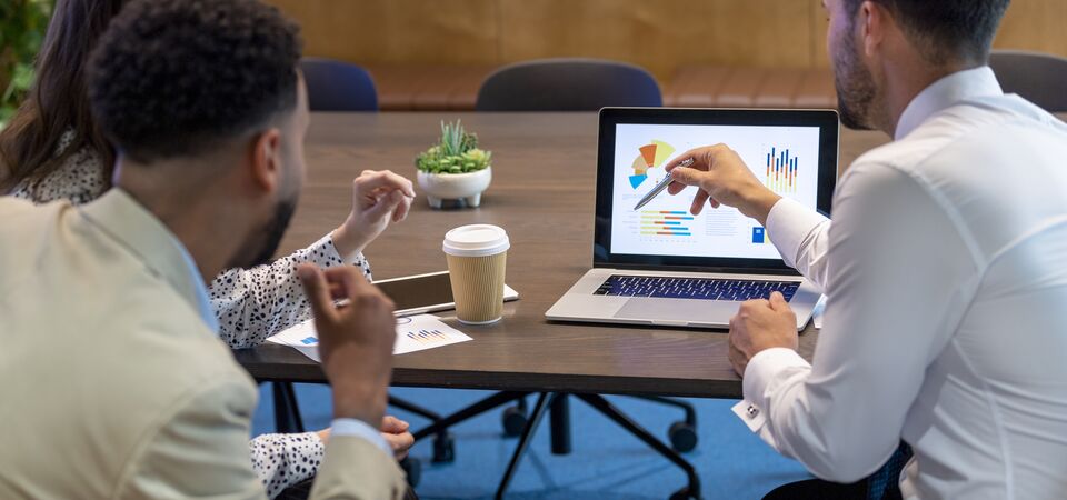 COLOUR-IMAGE_group-presenting-laptop_feb26