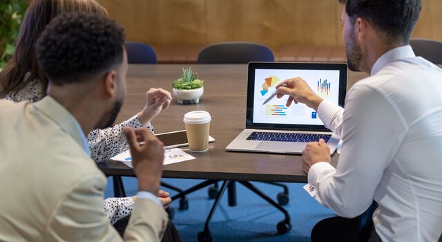 COLOUR-IMAGE_group-presenting-laptop_feb26