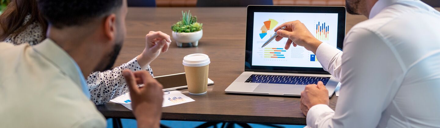 COLOUR-IMAGE_group-presenting-laptop_feb26