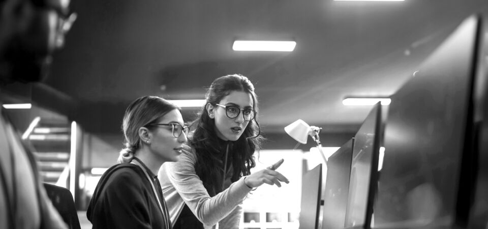 SINGLE-IMAGE_two-analysts-showing-concern_jan24