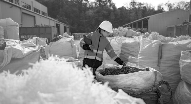 SINGLE-IMAGE_woman-sorting-recycled-material_aug25