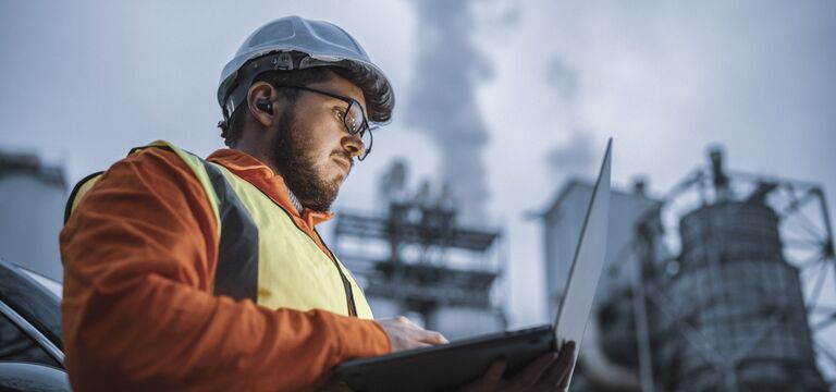 /bynder-asset/bynder:6D8445D1-46DC-4882-8B72519D2138985E/Landscape_MD/COLOUR-IMAGE_power-plant-audit-worker_feb26.jpg?1773752970000