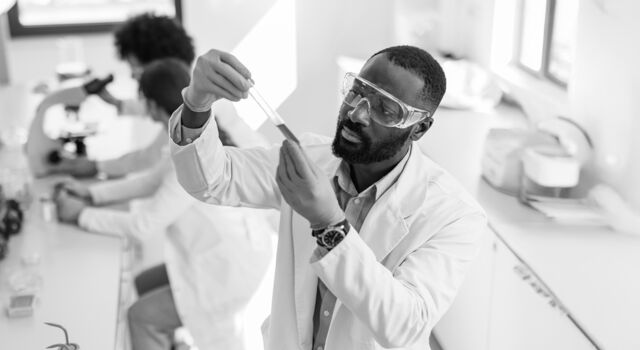 SINGLE-IMAGE_scientist-analyzing-blue-liquid-in-test-tube_mar25