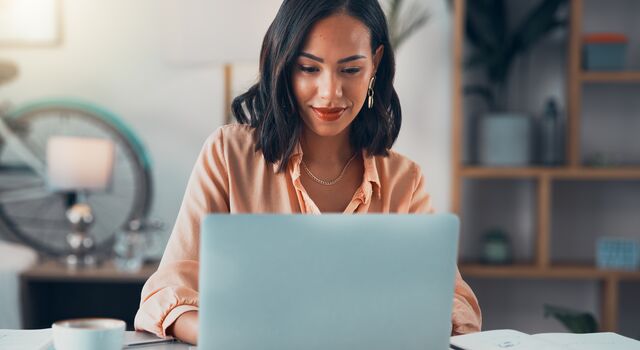 COLOUR-IMAGE_woman-laptop-device-working-home-office_mar26