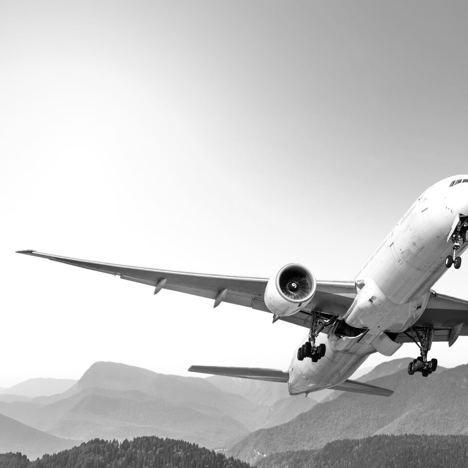 SINGLE-IMAGE_commercial-passenger-airliner_jun25