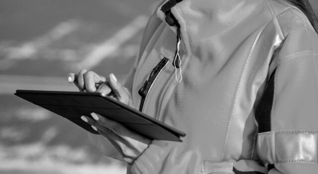 SINGLE-IMAGE_lady-tablet-airstrip_oct23