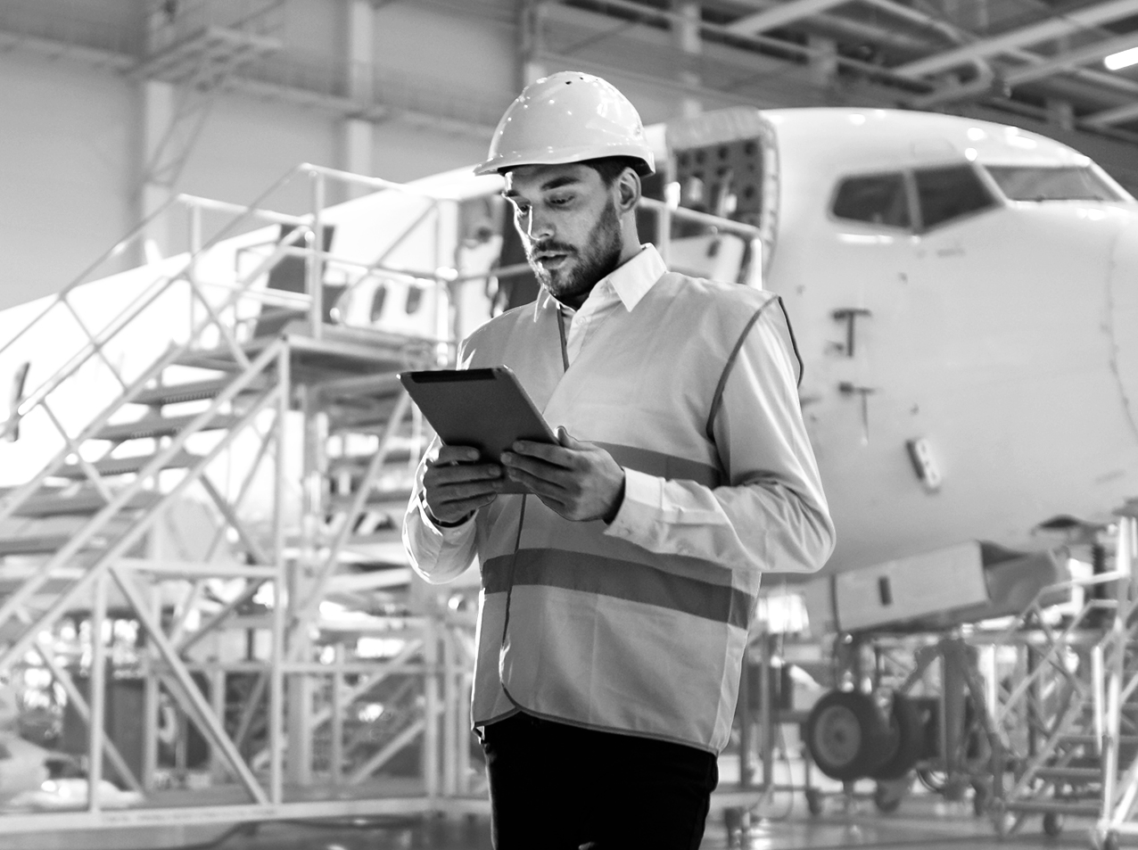 SINGLE-IMAGE_aircraft-maintenance-mechanics-with-tablet_apr25