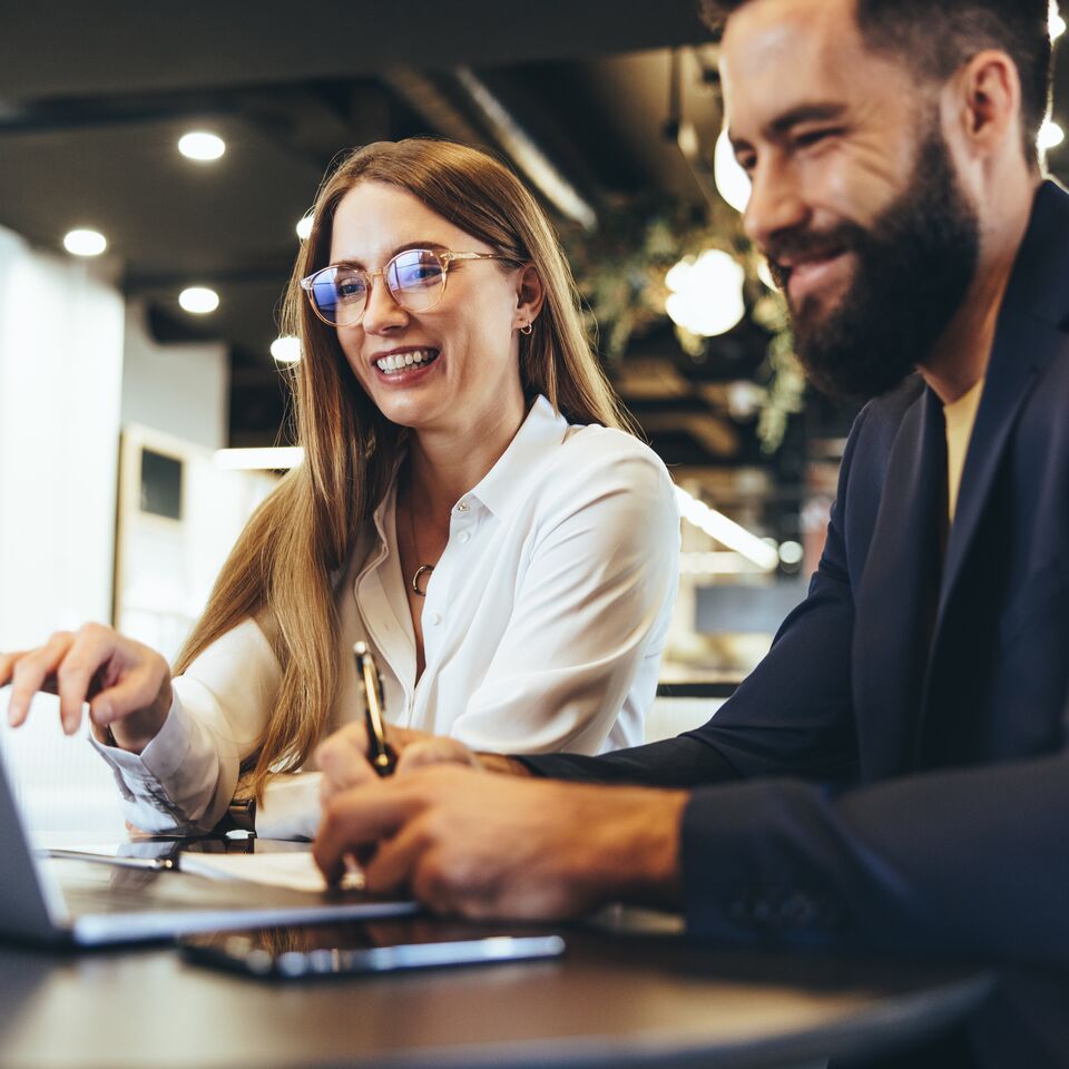 COLOUR-IMAGE_woman-man-laptop-device-office-collaboration_mar26