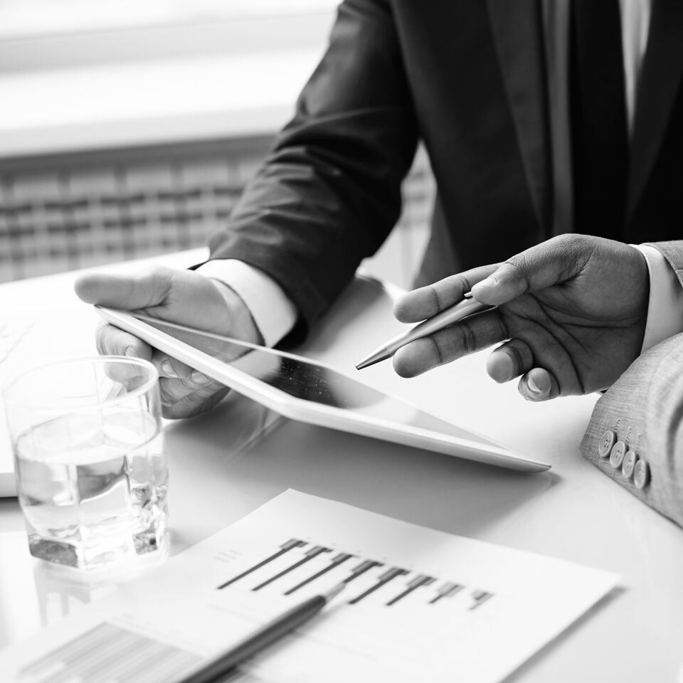 SINGLE-IMAGE_man-pointing-at-tablet-with-pen_jan24