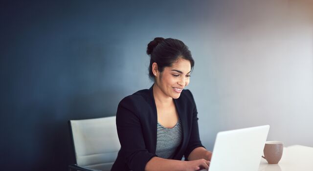 COLOUR-IMAGE_businesswoman_working_laptop_office_july26