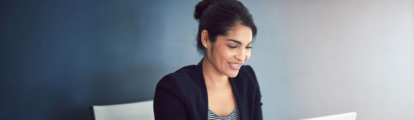 COLOUR-IMAGE_businesswoman_working_laptop_office_july26