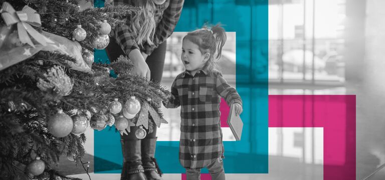 /bynder-asset/bynder:9C9AF1EF-7EF0-42C7-86E9466F261F5A5D/Landscape_MD/SINGLE-IMAGE_christmas-aviation-airport-family_dec23.png?1749636761000