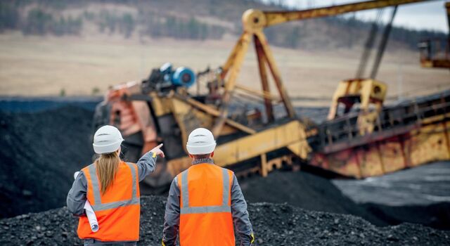 COLOUR-IMAGE_workers-pointing-dragline_JUL26