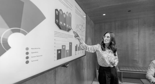 SINGLE-IMAGE_lady-pointting-at-charts_aug25