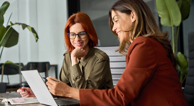 COLOUR-IMAGE_two-women-working-on-laptop-together_jul26