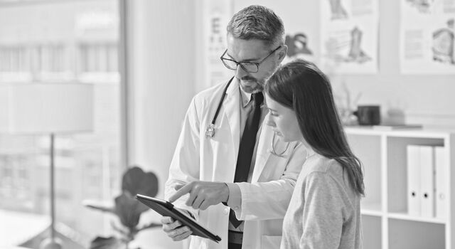 SINGLE_IMAGE_explaining-medical-treatment-with-digital-tablet_jan25
