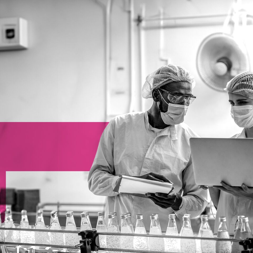 SINGLE-IMAGE_man-and-woman-laptop-quality-inspection-drinks-bottling-line-squares_may24