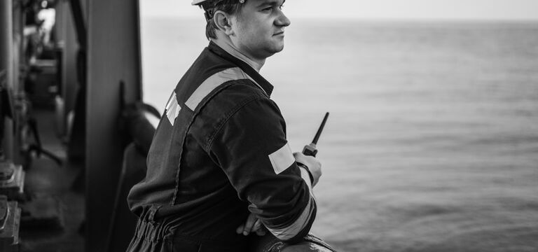 /bynder-asset/bynder:AD4B133E-A5B3-454D-AEE8DEBA3ACE005A/Landscape_MD/SINGLE-IMAGE_male-engineer-on-deck-holding-walkie-talkie_jul24.jpg?1749636804000