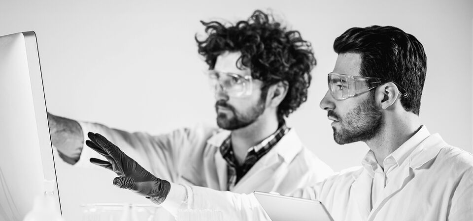 SINGLE-IMAGE_working-at-science-lab-with-monitor_and_tablet_mar25