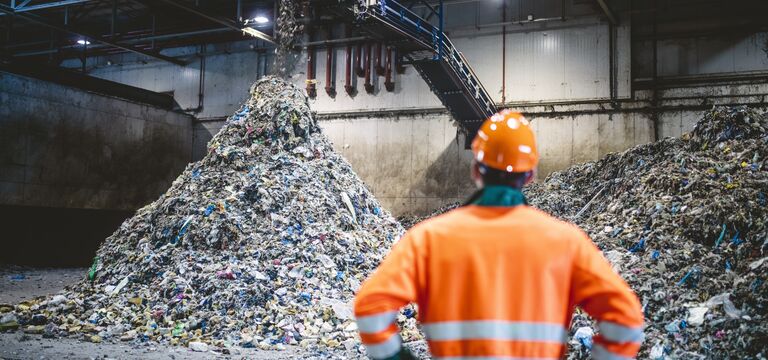 /bynder-asset/bynder:B2E9F8AB-D1BD-4D46-B764FE41799F53C4/Landscape_MD/COLOUR-IMAGE_recycling-plant-worker_feb26.jpg?1773753008000