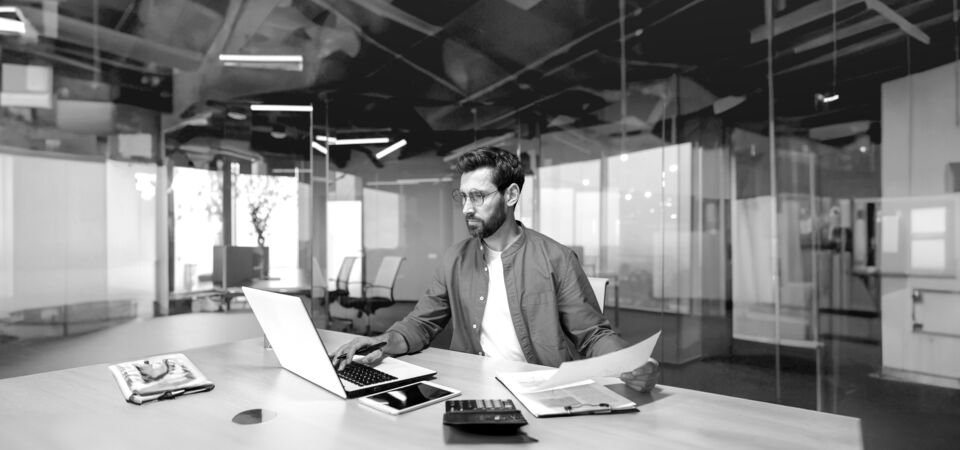 SINGLE-IMAGE_office-worker-laptop_feb25