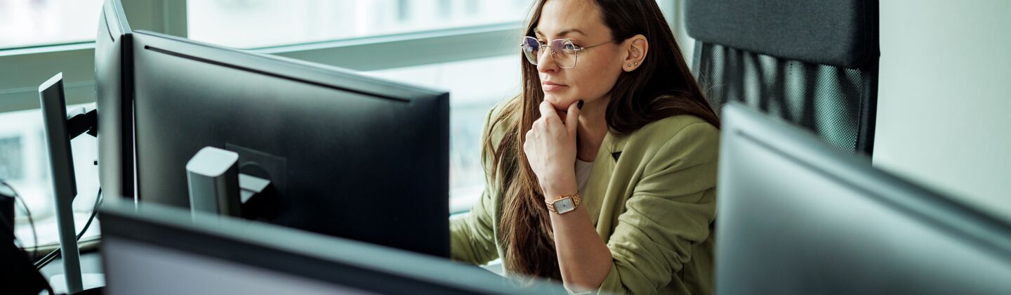 COLOUR-IMAGE_woman-working-on-dual-screens_jul26