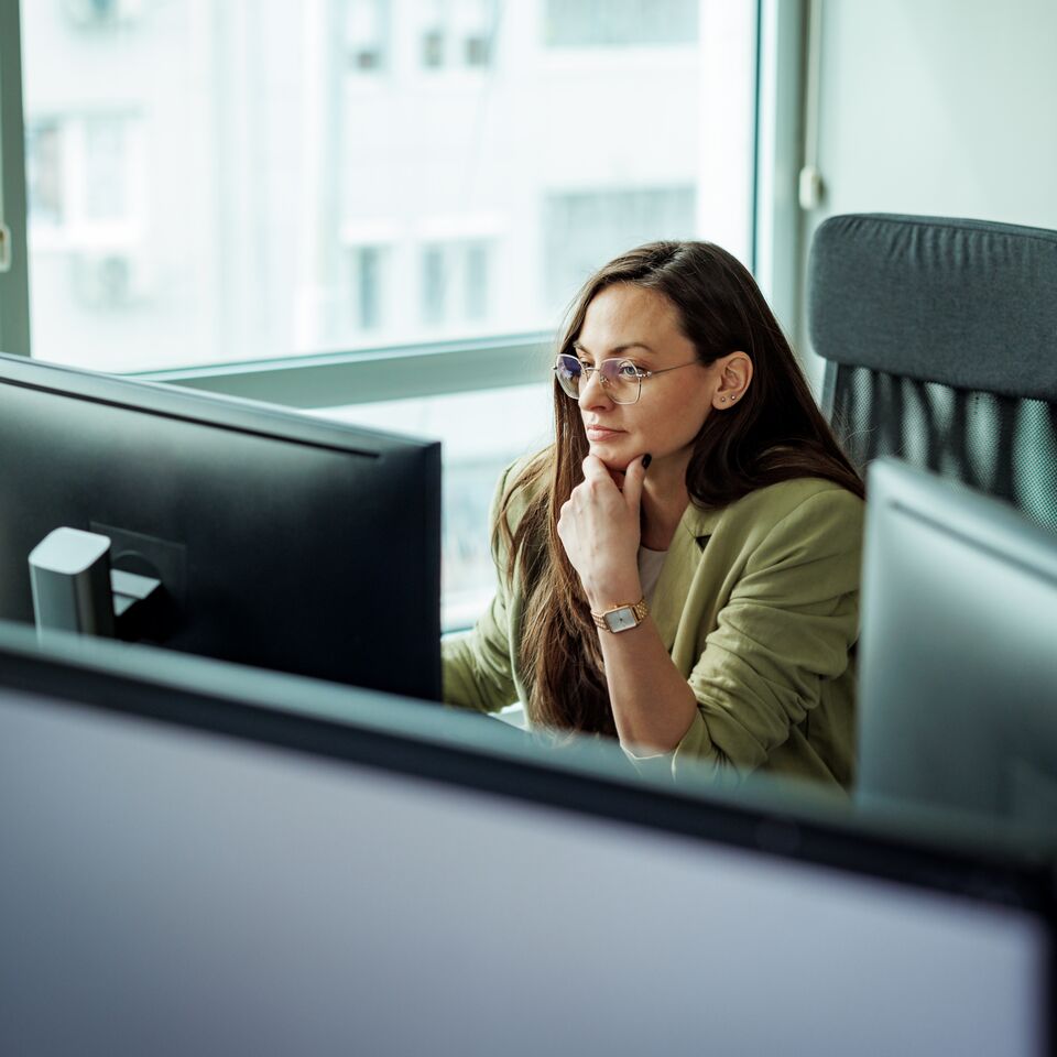 COLOUR-IMAGE_woman-working-on-dual-screens_jul26