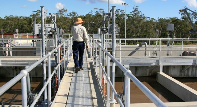 COLOUR-IMAGE_walkway-plant-inspection_jul26