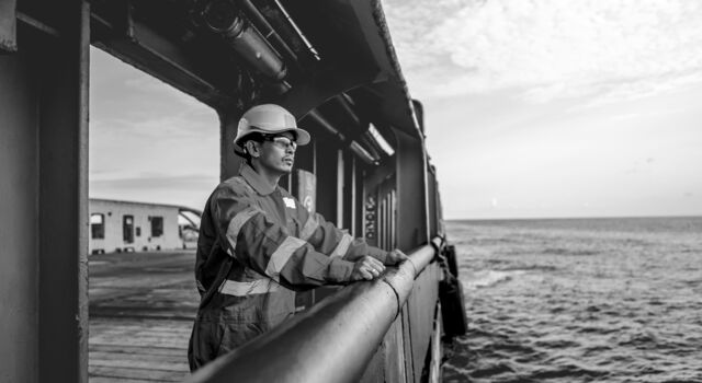 SINGLE-IMAGE_marine-worker-at-the-rail_aug24