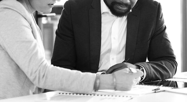 SINGLE-IMAGE_employees_discussing-on-project-with-tablet_sep24