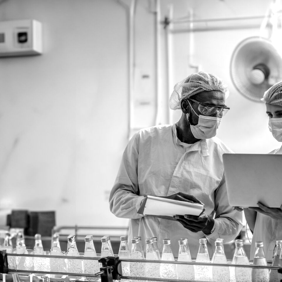 SINGLE-IMAGE_laptop-quality-inspection-drinks-bottling-line_nov23