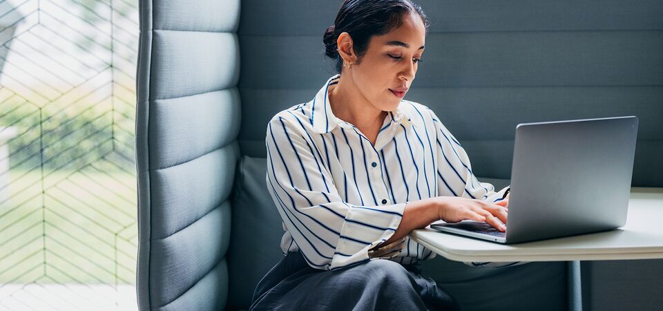 COLOUR-IMAGE_woman-laptop-device-working-office_mar26