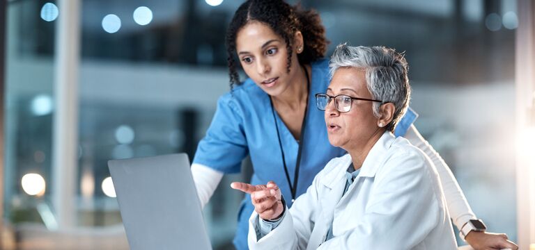 COLOUR-IMAGE_healthcare-laptop-computer-coat_feb26