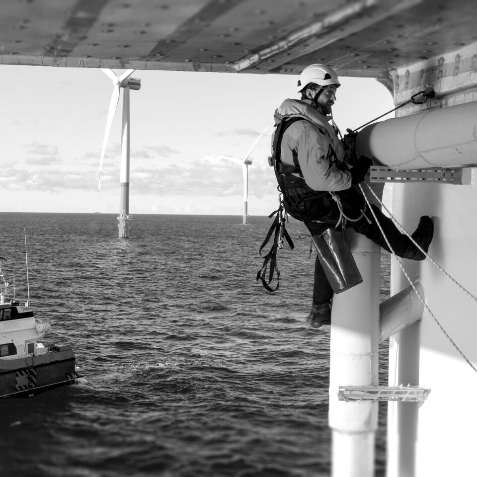 SINGLE-IMAGE_rigger-working-on-ocean-wind-turbine_aug24