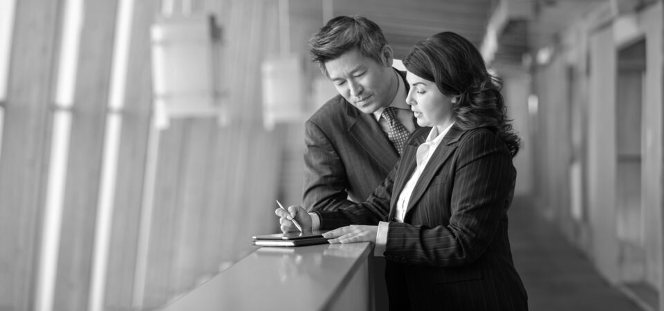 SINGLE-IMAGE_man-and-woman-discussing-contract_jul24