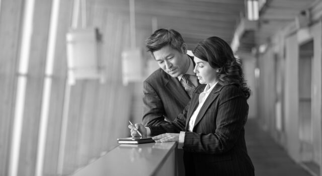 SINGLE-IMAGE_man-and-woman-discussing-contract_jul24