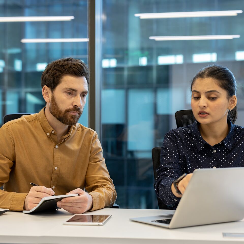 COLOUR-IMAGE_woman-pointing-to-laptop-screen-with-male-colleague_jul26