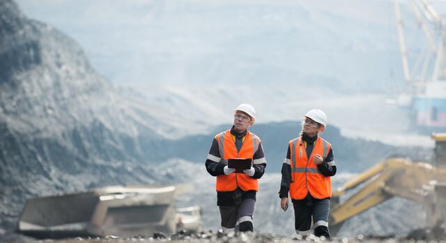 COLOUR-IMAGE_workers-walking-minesite_JUL26